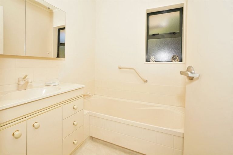 Photo of property in 69 Grosvenor Gardens, Flagstaff, Hamilton, 3210