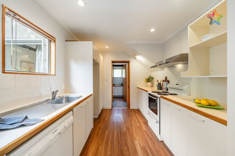 Photo of property in 2/196 Dowse Drive, Maungaraki, Lower Hutt, 5010