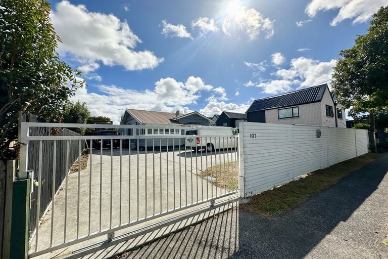 Photo of property in 1/107 Waimumu Road, Massey, Auckland, 0614
