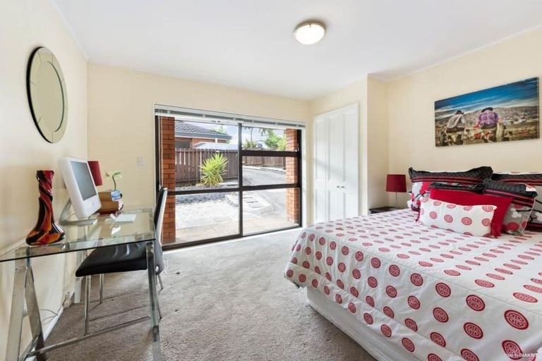 Photo of property in 2/16 Matisse Drive, West Harbour, Auckland, 0618