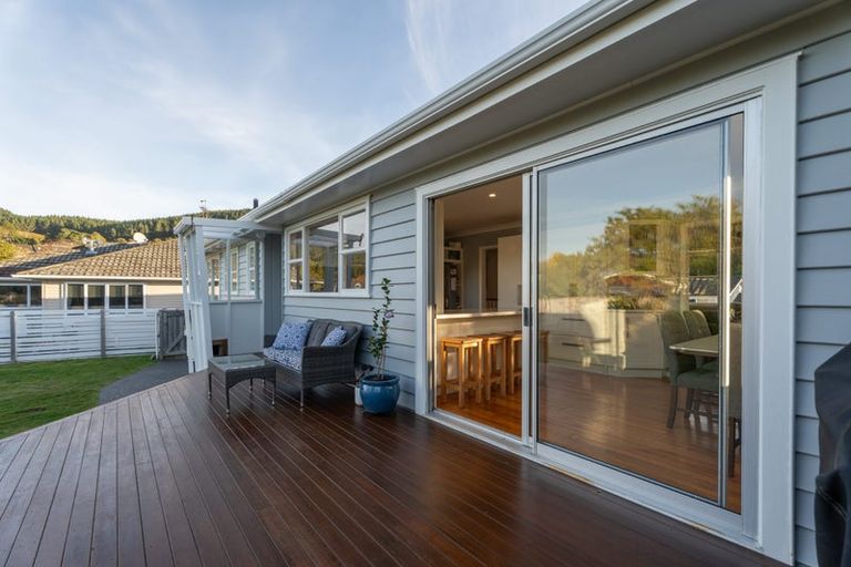 Photo of property in 2 Fitzwilliam Terrace, Tawa, Wellington, 5028