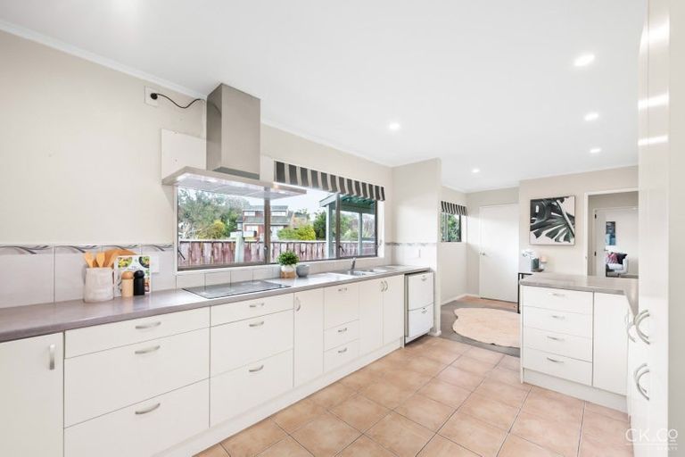 Photo of property in 17 King Charles Drive, Kingsley Heights, Upper Hutt, 5018