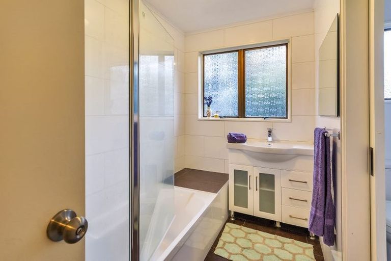 Photo of property in 39 Trias Road, Totara Vale, Auckland, 0629