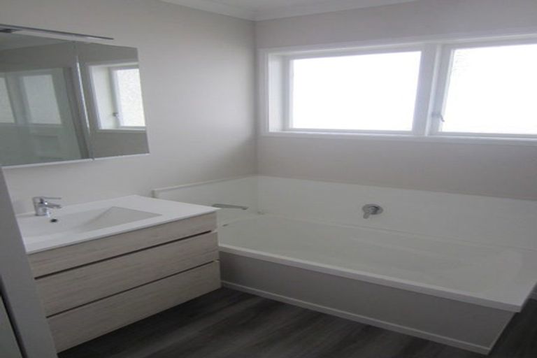 Photo of property in 11 Westhaven Drive, Tawa, Wellington, 5028