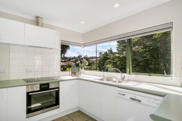 Photo of property in 1/4 De Havilland Drive, Goodwood Heights, Auckland, 2105