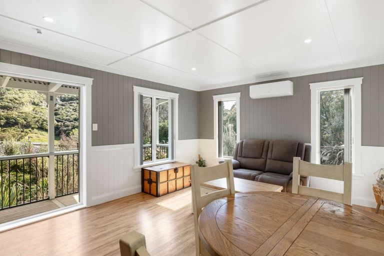 Photo of property in 16 Angle Street, Picton, 7220