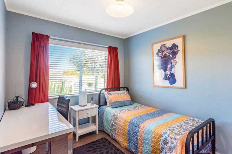 Photo of property in 52 Campbell Avenue, Paraparaumu, 5032