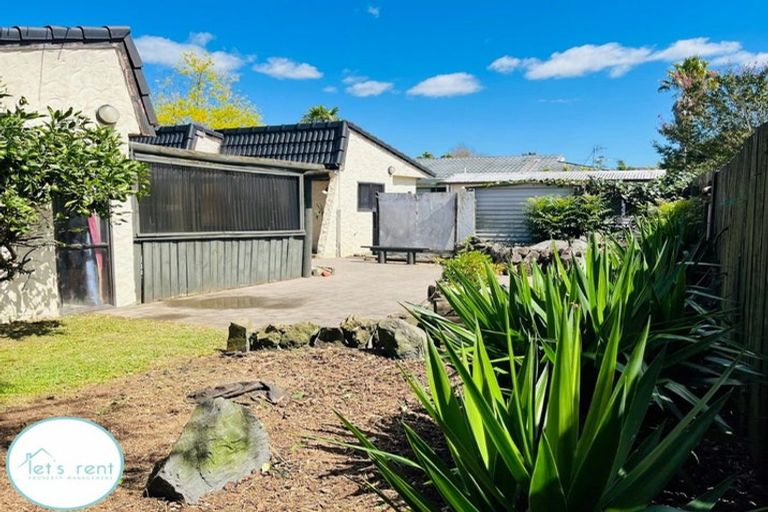 Photo of property in 11 Walter Strevens Drive, Conifer Grove, Takanini, 2112