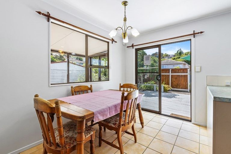 Photo of property in 2/24 Lambrown Drive, Totara Vale, Auckland, 0629