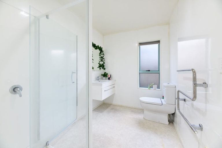 Photo of property in 2/8 Adriatic Avenue, Henderson, Auckland, 0612