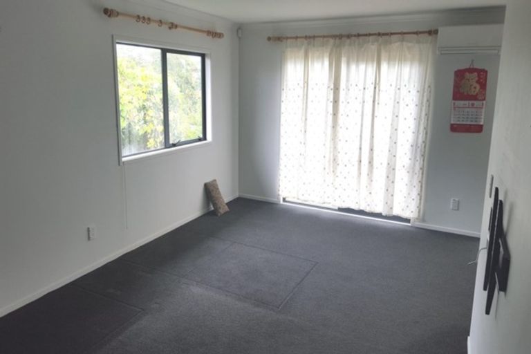 Photo of property in 18 Kiernan Place, Kelston, Auckland, 0602