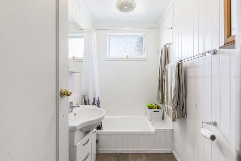 Photo of property in 2/22 Clayburn Road, Glen Eden, Auckland, 0602