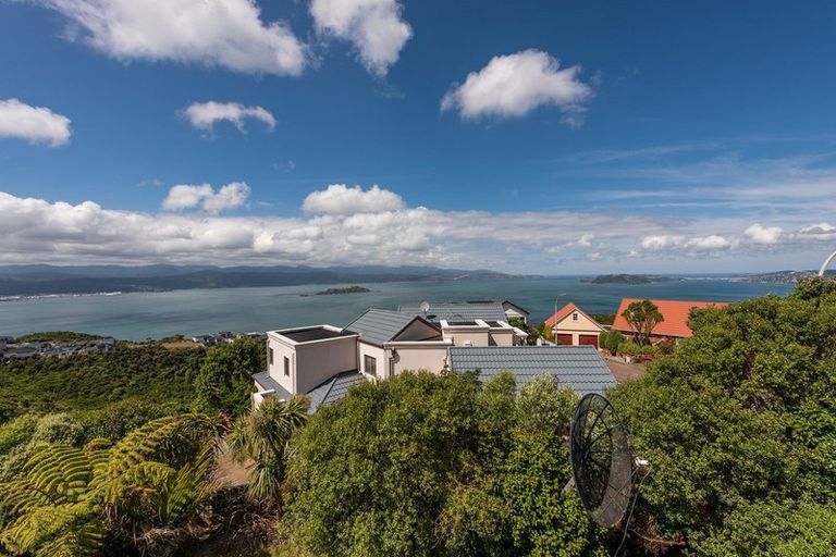 Photo of property in 42 Dress Circle, Newlands, Wellington, 6037