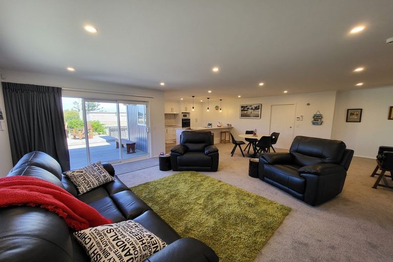 Photo of property in 18 Marine Parade South, Foxton Beach, Foxton, 4815