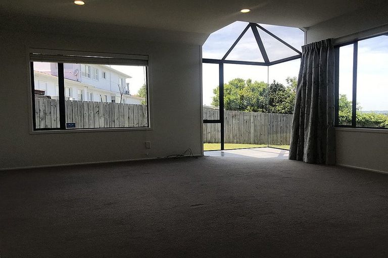 Photo of property in 1/19 Beach Road, Castor Bay, Auckland, 0620
