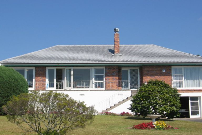 Photo of property in 8 Bournemouth Terrace, Murrays Bay, Auckland, 0630