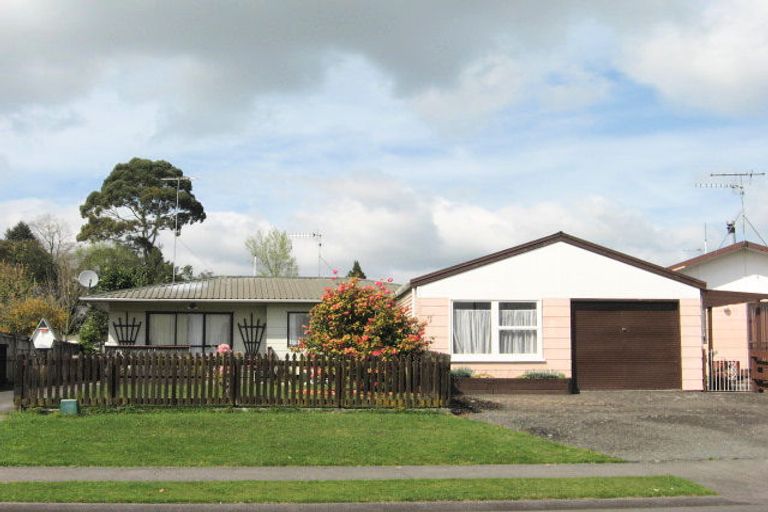 Photo of property in 1 Capricorn Place, Kawaha Point, Rotorua, 3010