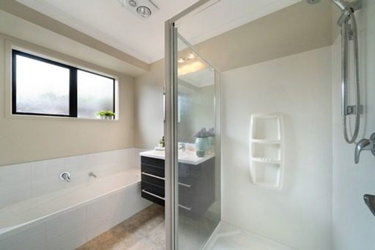 Photo of property in 2 Renata Crescent, Te Atatu Peninsula, Auckland, 0610