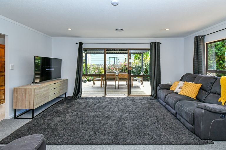 Photo of property in 15 Oakmont Place, Wattle Downs, Auckland, 2103