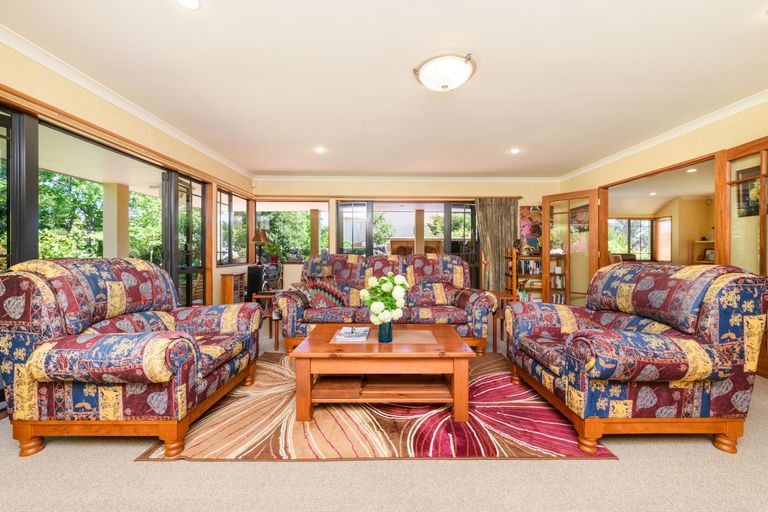 Photo of property in 11 La Lena Grove, Fitzherbert, Palmerston North, 4410