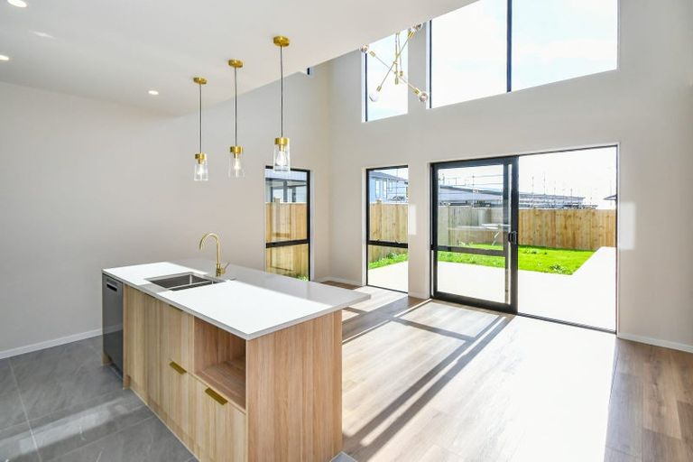 Photo of property in 8 Korowhiti Road, Clarks Beach, 2122