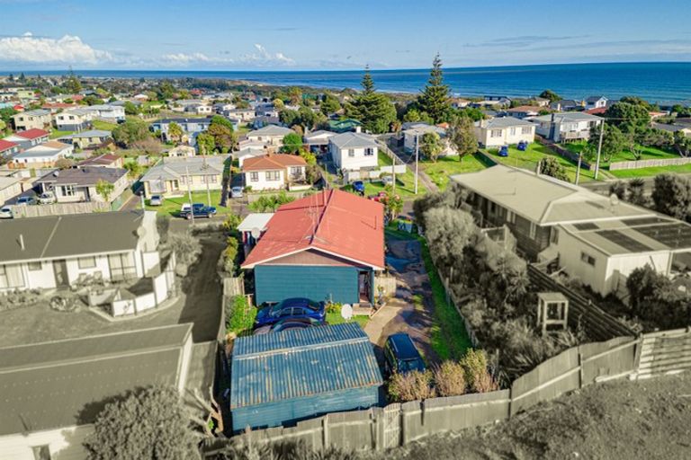 Photo of property in 15 Waitote Street, Castlecliff, Whanganui, 4501