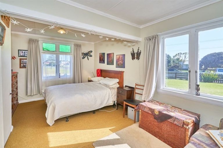 Photo of property in 2 Dawick Street, Foxton Beach, Foxton, 4815