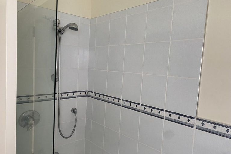 Photo of property in 40 Sunvista Avenue, Oteha, Auckland, 0632