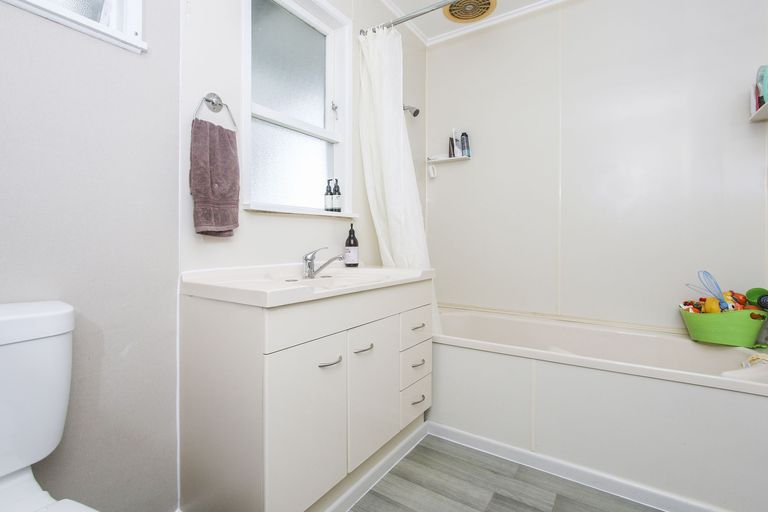 Photo of property in 26 Kirby Street, Glendene, Auckland, 0602