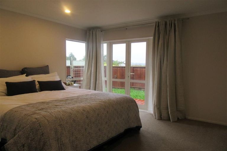 Photo of property in 8a Margaret Henry Crescent, Oteha, Auckland, 0632