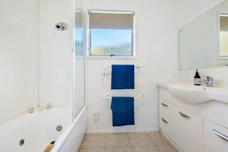 Photo of property in 37 Wyoming Avenue, Murrays Bay, Auckland, 0630