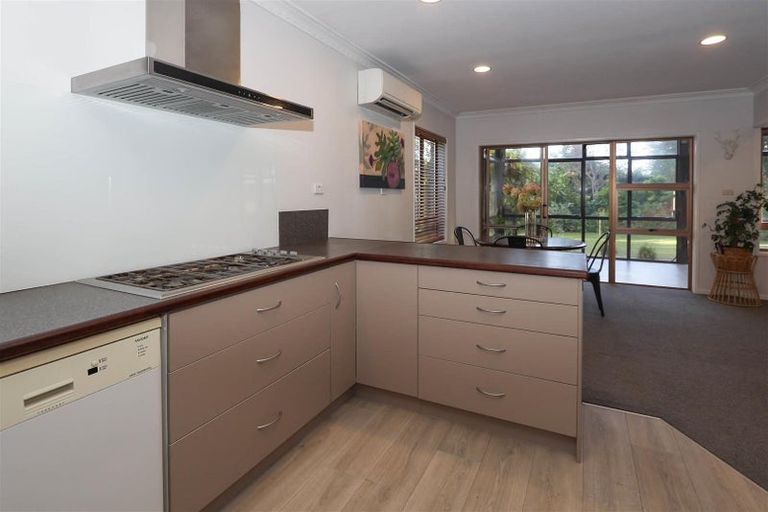 Photo of property in 2 Vista Place, Kawaha Point, Rotorua, 3010