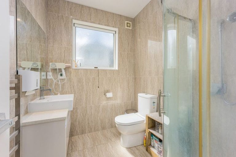 Photo of property in 1b Harrowglen Drive, Northcross, Auckland, 0632