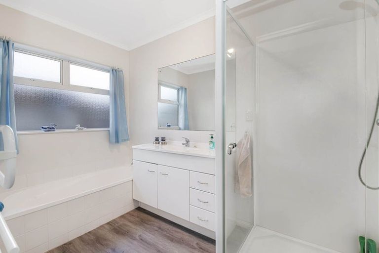 Photo of property in 18 Chesterfield Way, Orewa, 0931