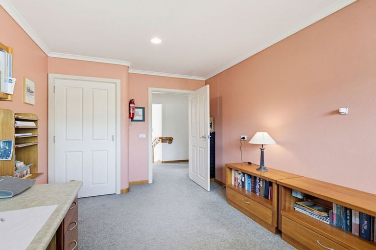 Photo of property in 25 Barraud Place, Pukehangi, Rotorua, 3015