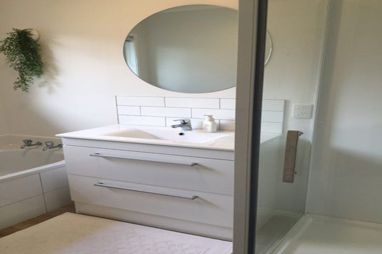 Photo of property in 2/9 Scarlock Avenue, Browns Bay, Auckland, 0630