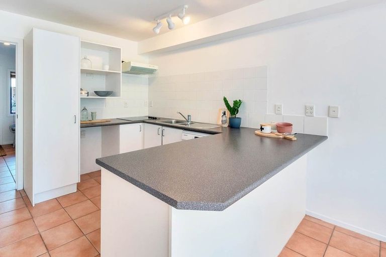 Photo of property in 3/70 Fernhill Way, Oteha, Auckland, 0632