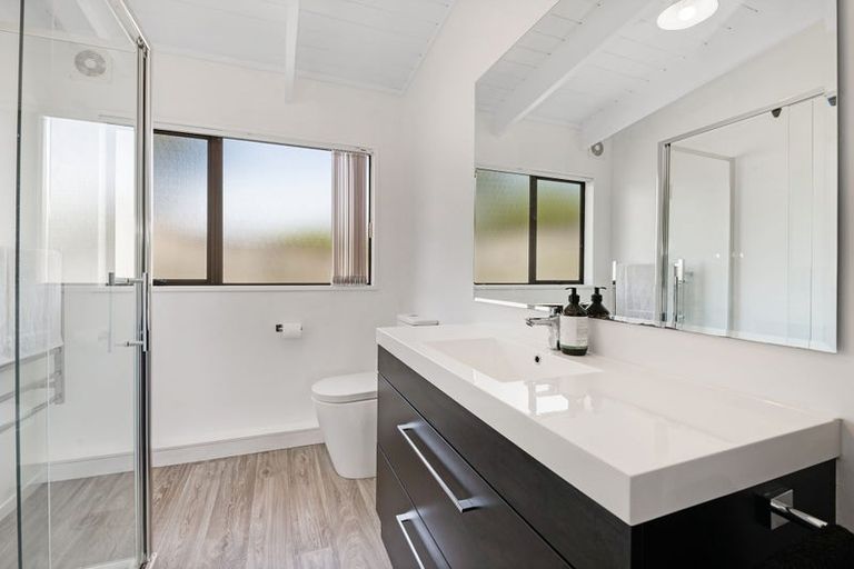 Photo of property in 25a Tindalls Bay Road, Tindalls Beach, Whangaparaoa, 0930
