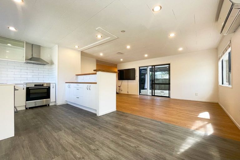 Photo of property in 1/294 West Coast Road, Glen Eden, Auckland, 0602