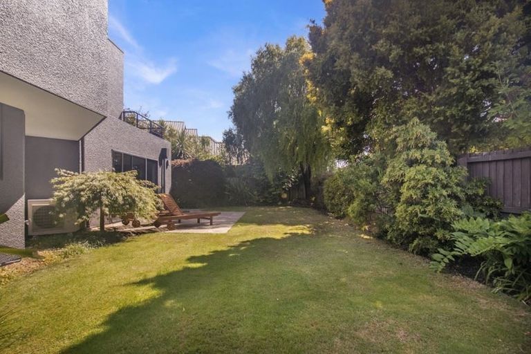 Photo of property in 28 Huntingdon Place, Avonhead, Christchurch, 8042