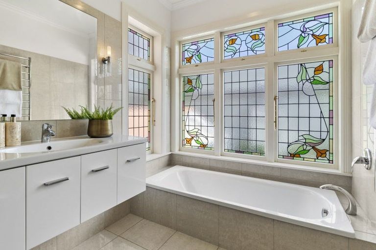 Photo of property in 1 Grove Road, Devonport, Auckland, 0624