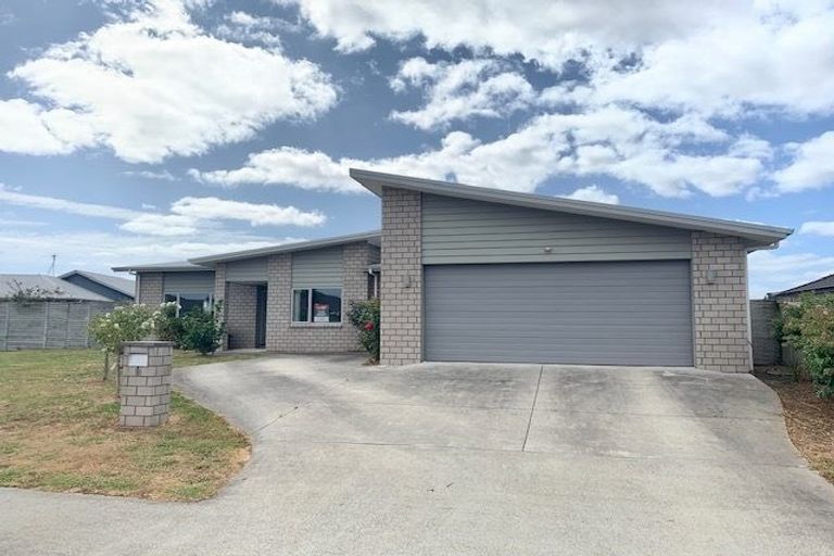 Photo of property in 16 Piwakawaka Court, Rototuna North, Hamilton, 3210