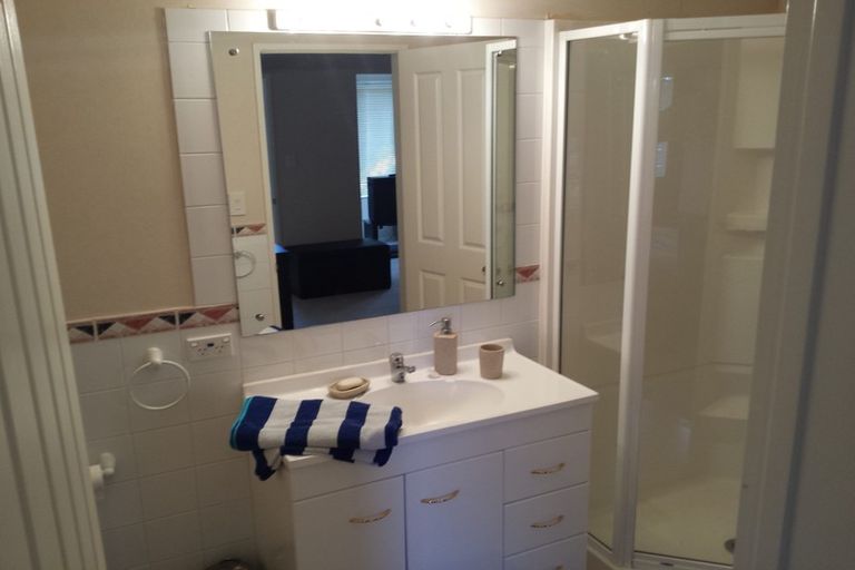 Photo of property in 14 Fulmar Way, Unsworth Heights, Auckland, 0632