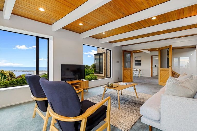 Photo of property in 5 Drayton Drive, Mount Pleasant, Christchurch, 8081