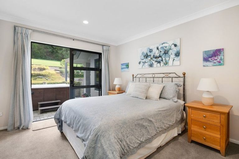 Photo of property in 12 Hobbs Road, Matakatia, Whangaparaoa, 0930