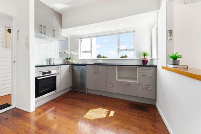 Photo of property in 98 Lynwood Road, New Lynn, Auckland, 0600