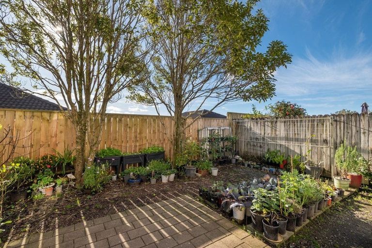 Photo of property in 24/22 Northcross Drive, Oteha, Auckland, 0632