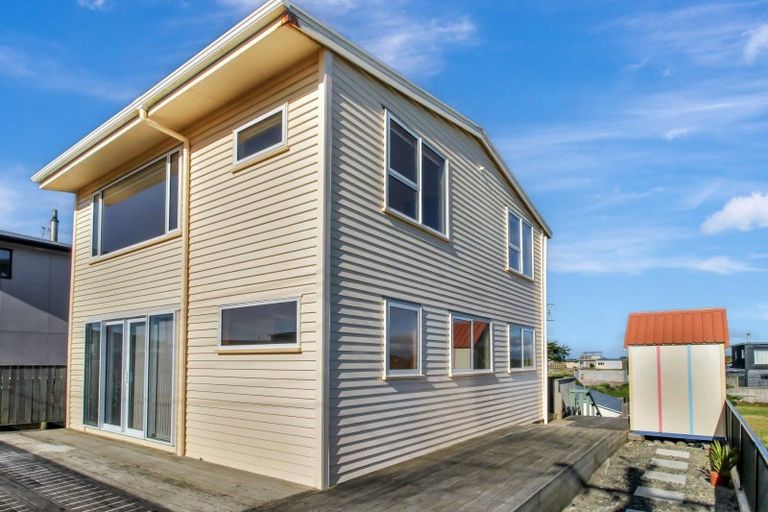 Photo of property in 19 Marine Parade South, Foxton Beach, Foxton, 4815