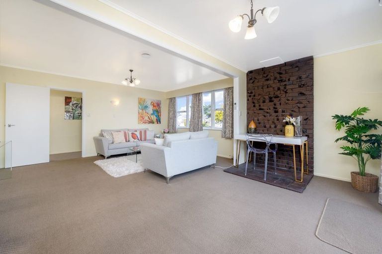 Photo of property in 90 Edgewater Drive, Pakuranga, Auckland, 2010