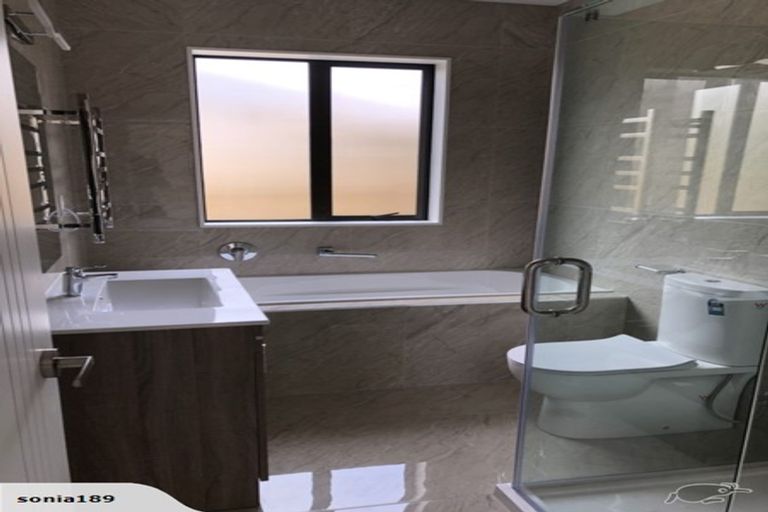 Photo of property in 18 Eric Gifford Drive, Ranui, Auckland, 0612